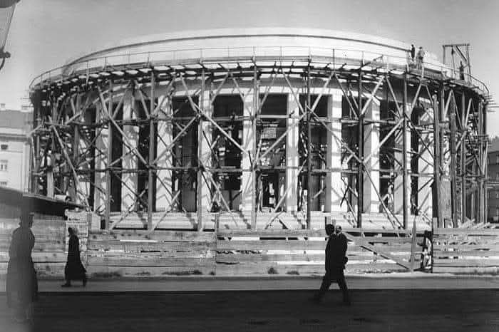 Meštrovićev paviljon u izgradnji 1936. godine Hrvatsko društvo umjetnika Strossmayer ostvaruje sporazum s Odborom za podizanje spomenika kralju Petru I. Velikom Osloboditelju u Zagrebu